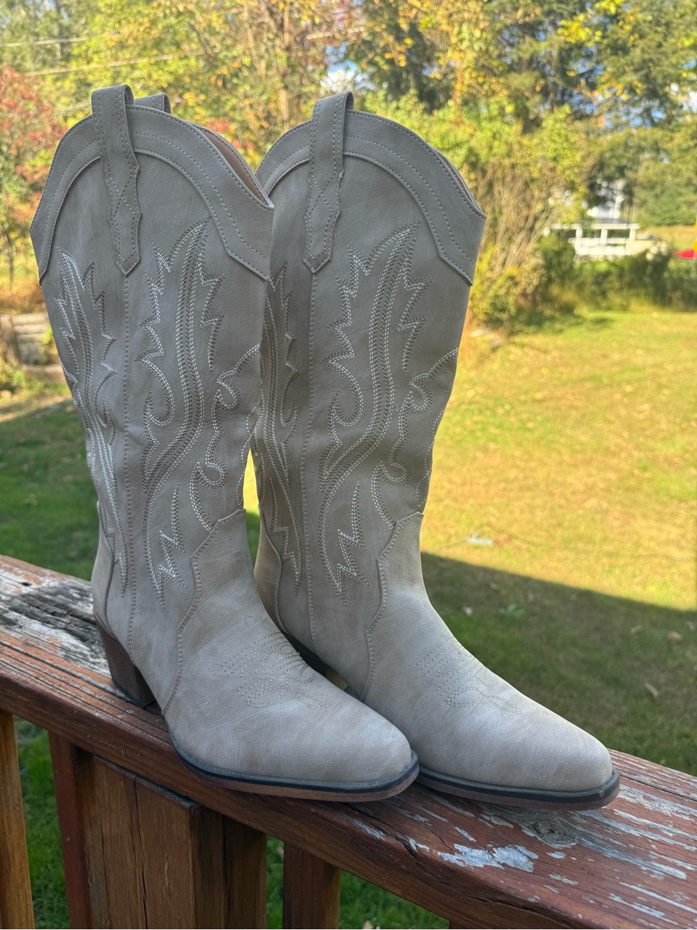 IUV Wandering Western Beige Cowboy Boots - Size 8 (Excellent Condition